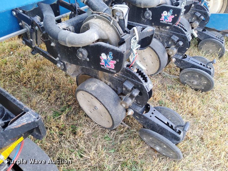image for item DN6895 Kinze 3650  split row planter