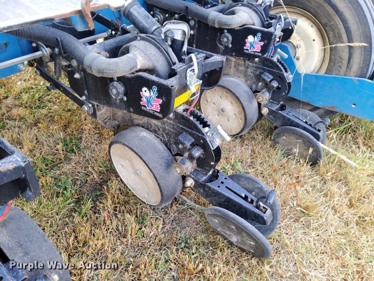 image for item DN6895 Kinze 3650  split row planter