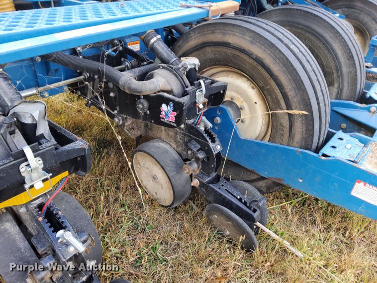 image for item DN6895 Kinze 3650  split row planter
