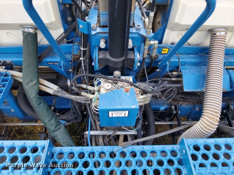 image for item DN6895 Kinze 3650  split row planter