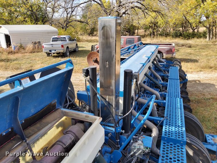 image for item DN6895 Kinze 3650  split row planter