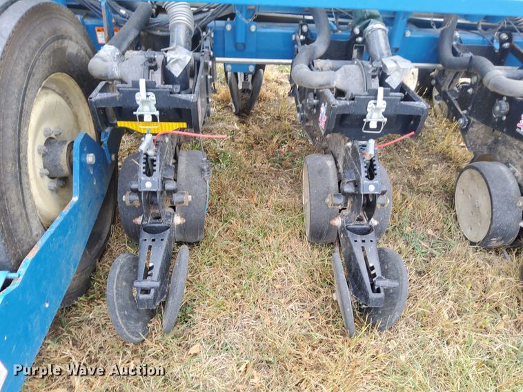 image for item DN6895 Kinze 3650  split row planter