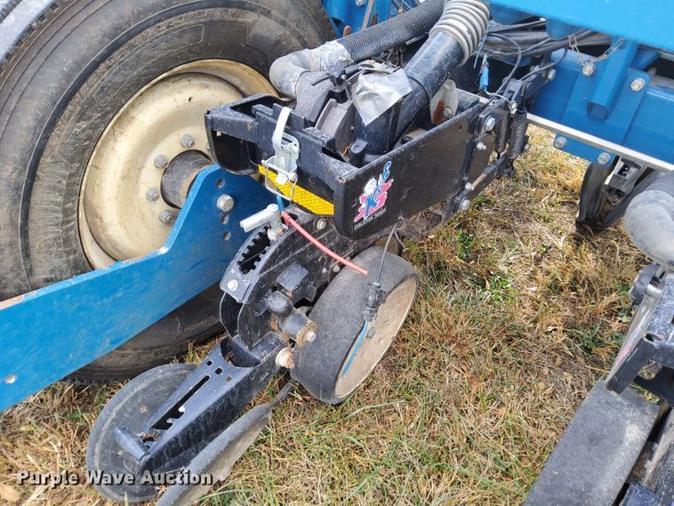 image for item DN6895 Kinze 3650  split row planter