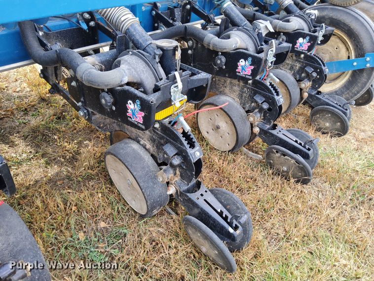 image for item DN6895 Kinze 3650  split row planter