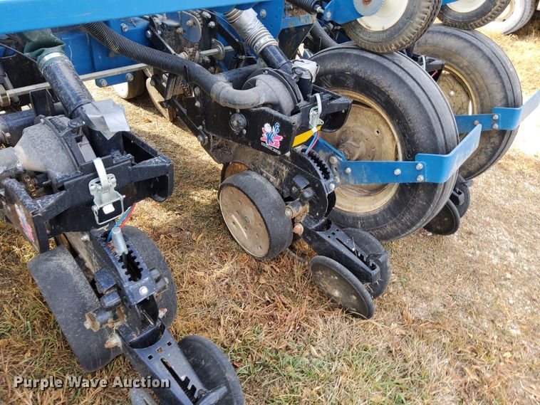 image for item DN6895 Kinze 3650  split row planter