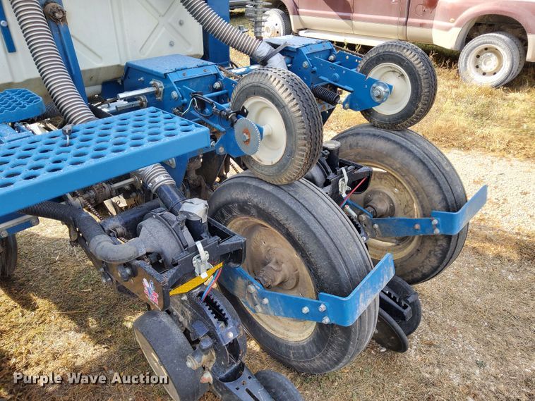 image for item DN6895 Kinze 3650  split row planter