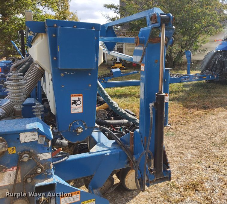 image for item DN6895 Kinze 3650  split row planter