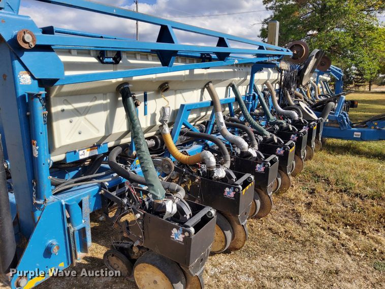 image for item DN6895 Kinze 3650  split row planter