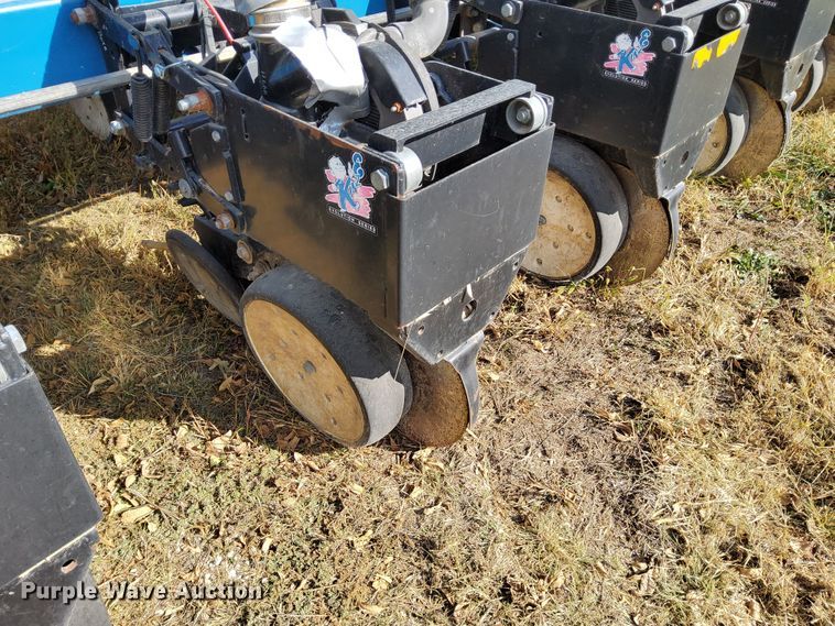 image for item DN6895 Kinze 3650  split row planter