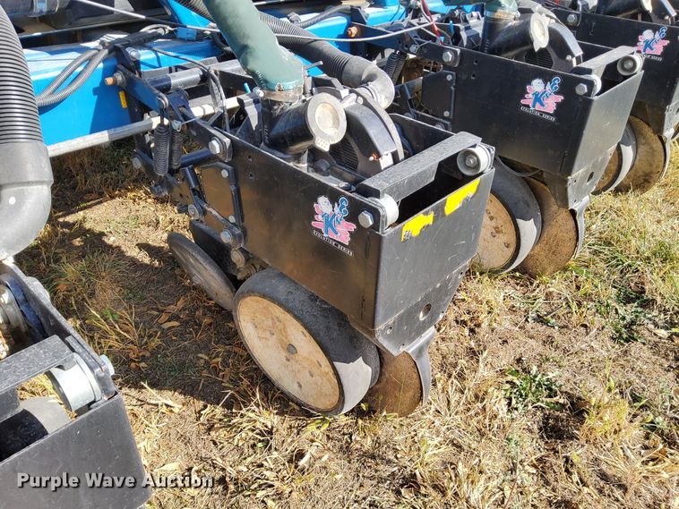 image for item DN6895 Kinze 3650  split row planter