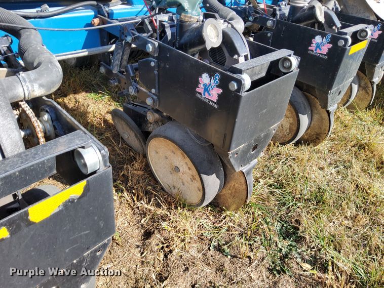 image for item DN6895 Kinze 3650  split row planter