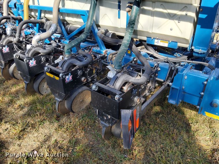 image for item DN6895 Kinze 3650  split row planter