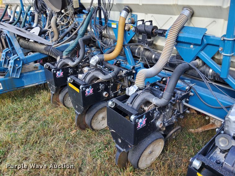 image for item DN6895 Kinze 3650  split row planter