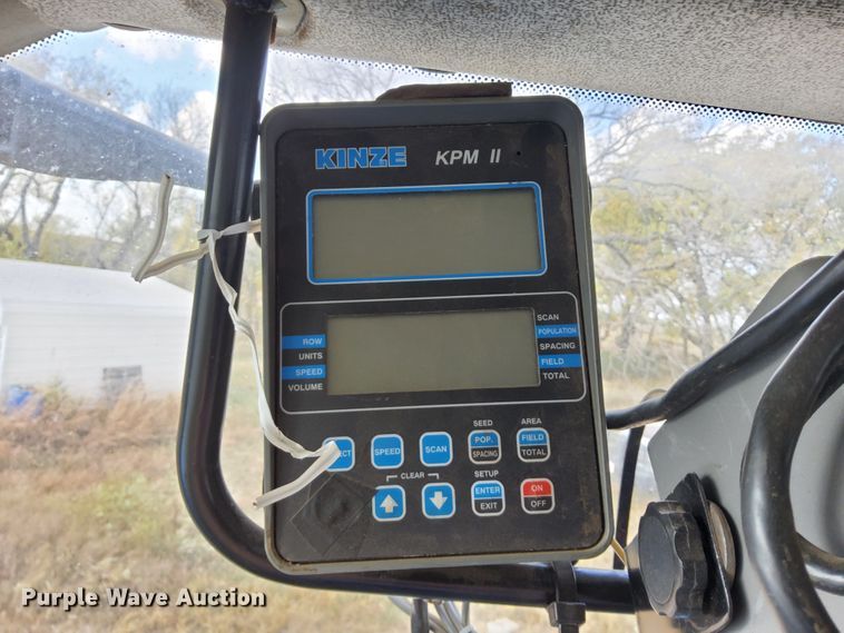 image for item DN6895 Kinze 3650  split row planter