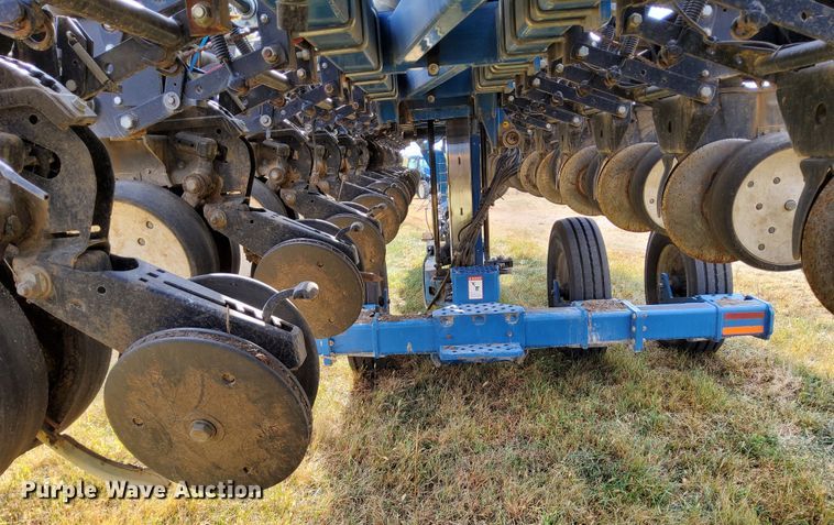 image for item DN6895 Kinze 3650  split row planter