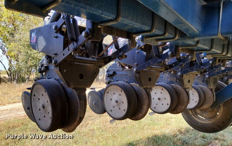 image for item DN6895 Kinze 3650  split row planter