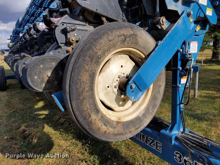 image for item DN6895 Kinze 3650  split row planter