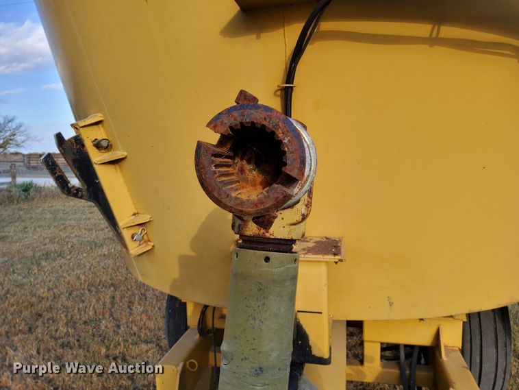 image for item DN6896 2000 TMR 500V  feed grinder/mixer