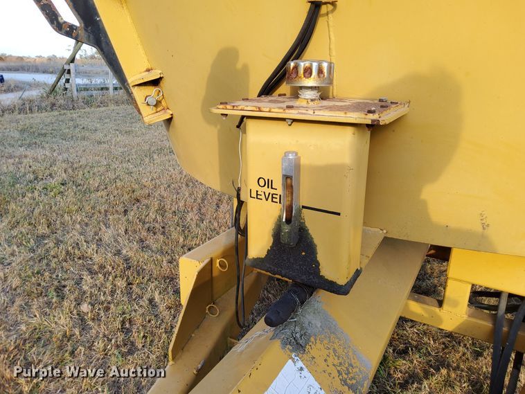 image for item DN6896 2000 TMR 500V  feed grinder/mixer