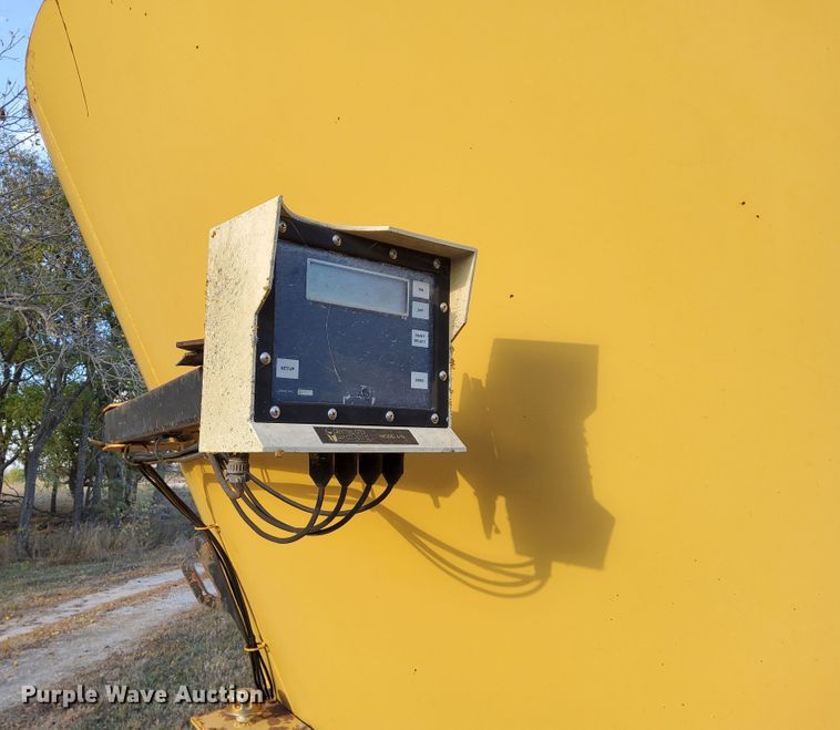 image for item DN6896 2000 TMR 500V  feed grinder/mixer