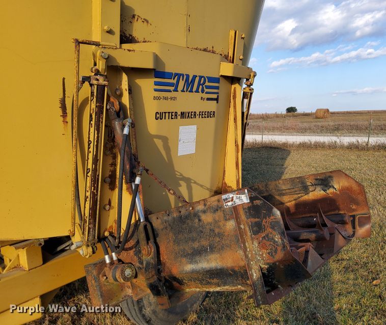 image for item DN6896 2000 TMR 500V  feed grinder/mixer