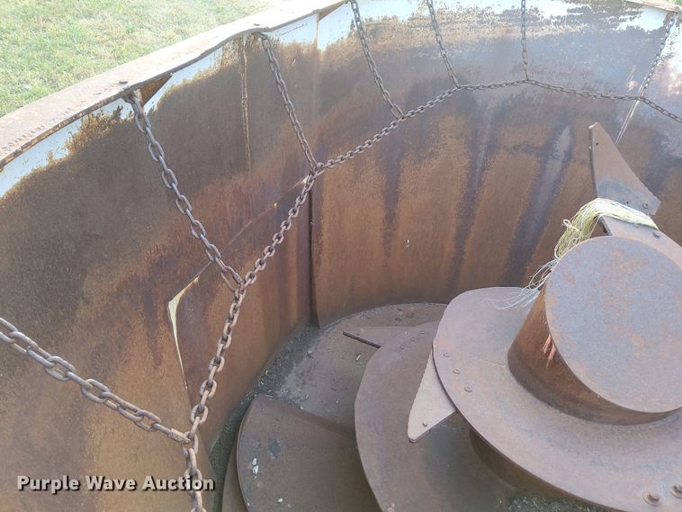 image for item DN6896 2000 TMR 500V  feed grinder/mixer