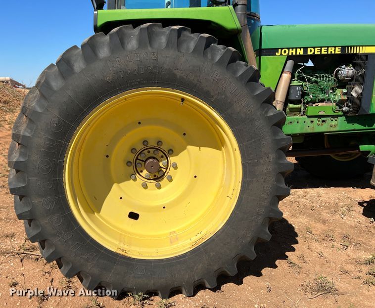 image for item DO8820 1993 John Deere 4960  MFWD tractor