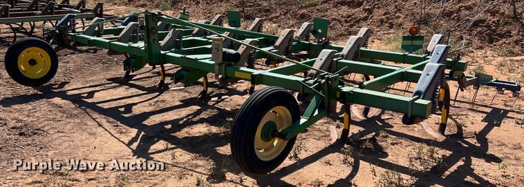 image for item DO8823 John Deere 610X  chisel