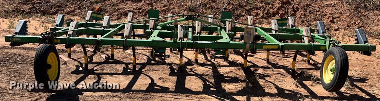 image for item DO8823 John Deere 610X  chisel