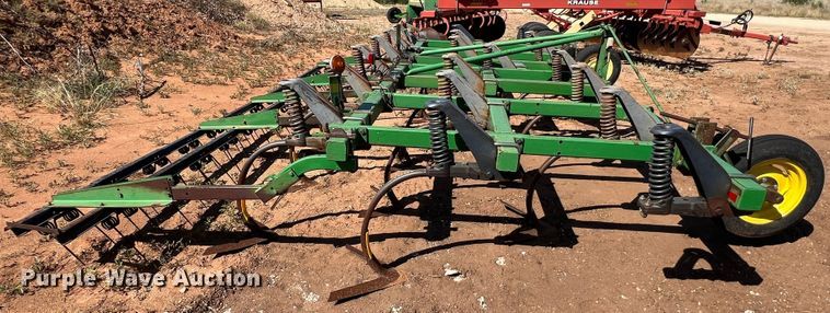 image for item DO8823 John Deere 610X  chisel