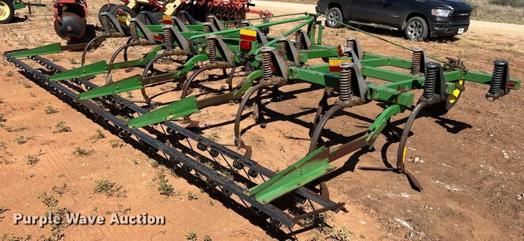 image for item DO8823 John Deere 610X  chisel