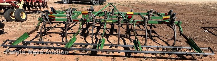 image for item DO8823 John Deere 610X  chisel