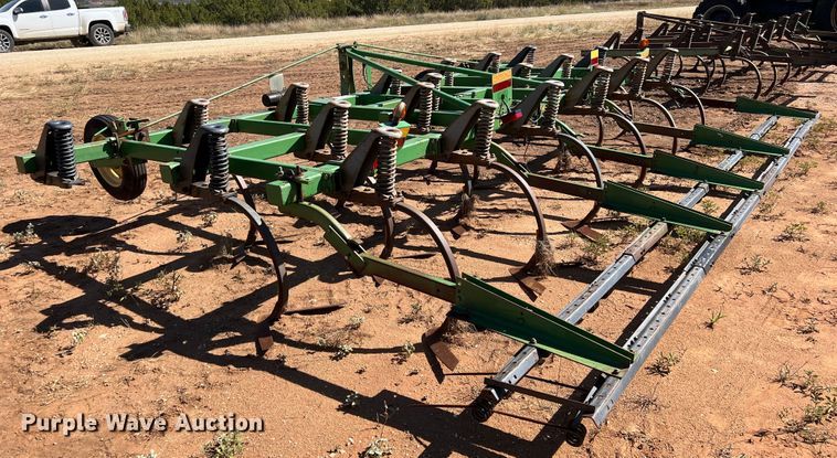 image for item DO8823 John Deere 610X  chisel