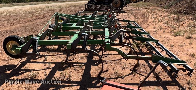 image for item DO8823 John Deere 610X  chisel