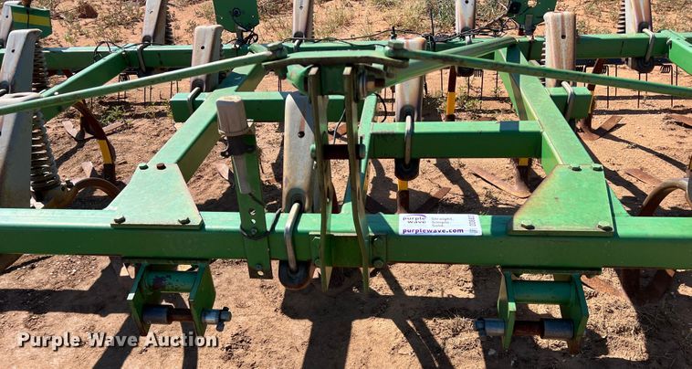 image for item DO8823 John Deere 610X  chisel