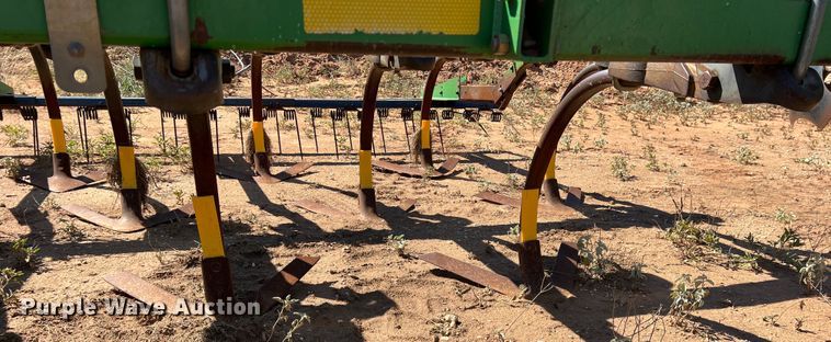 image for item DO8823 John Deere 610X  chisel