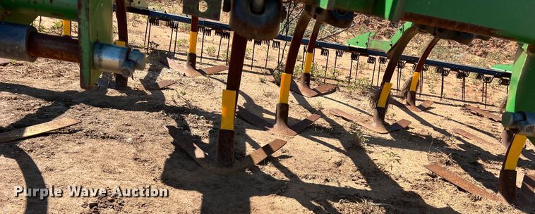 image for item DO8823 John Deere 610X  chisel