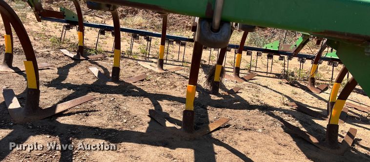 image for item DO8823 John Deere 610X  chisel