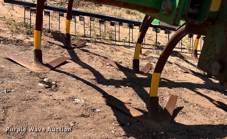 image for item DO8823 John Deere 610X  chisel