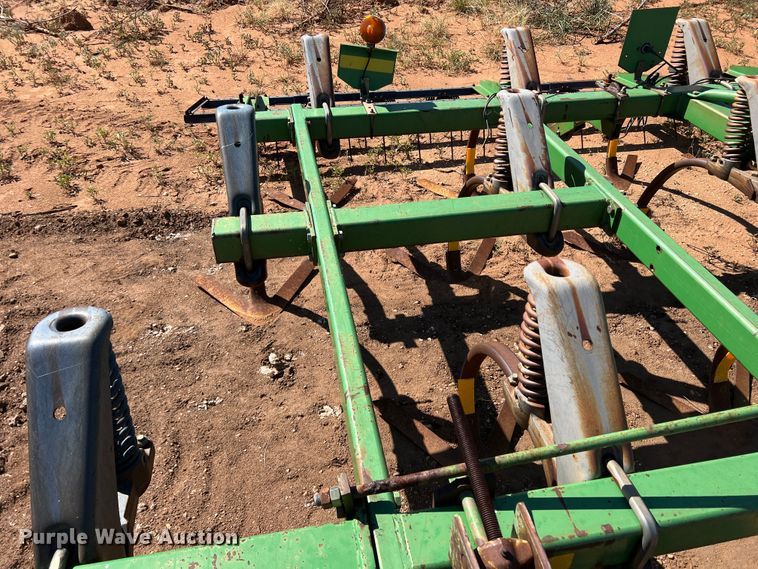 image for item DO8823 John Deere 610X  chisel