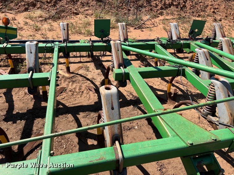 image for item DO8823 John Deere 610X  chisel