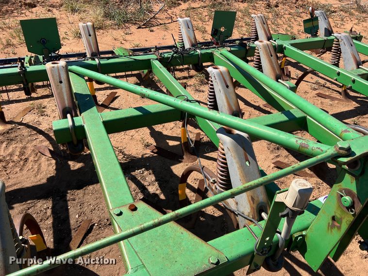 image for item DO8823 John Deere 610X  chisel