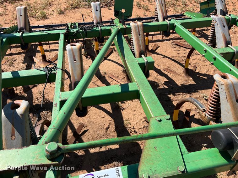 image for item DO8823 John Deere 610X  chisel