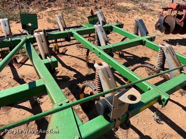 image for item DO8823 John Deere 610X  chisel