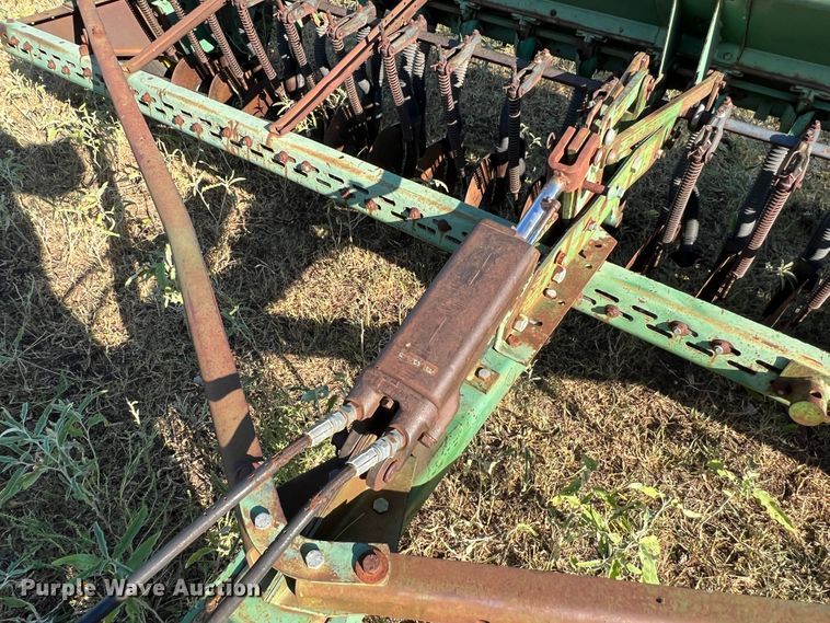 image for item DO8839 John Deere 8350  grain drill