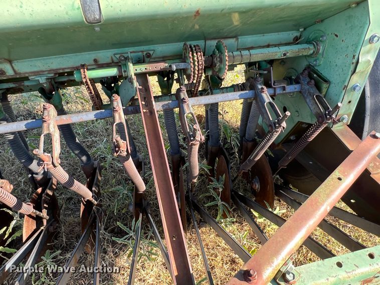 image for item DO8839 John Deere 8350  grain drill