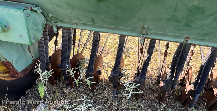 image for item DO8839 John Deere 8350  grain drill