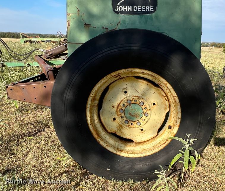 image for item DO8839 John Deere 8350  grain drill