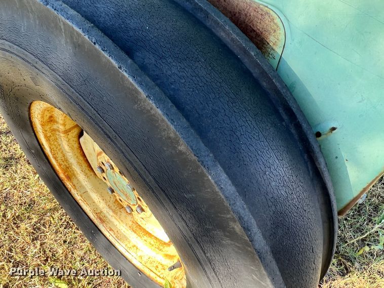 image for item DO8839 John Deere 8350  grain drill