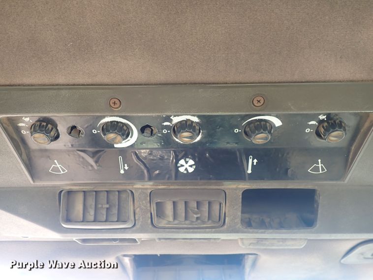 image for item DQ2966 1989 John Deere 4955  MFWD tractor